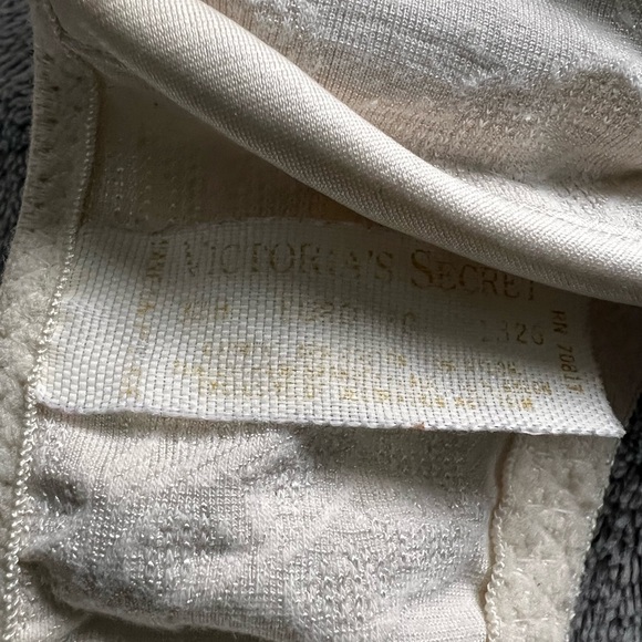Victoria’s Secret Front-Closure Bra – Size 32B - Picture 4 of 5
